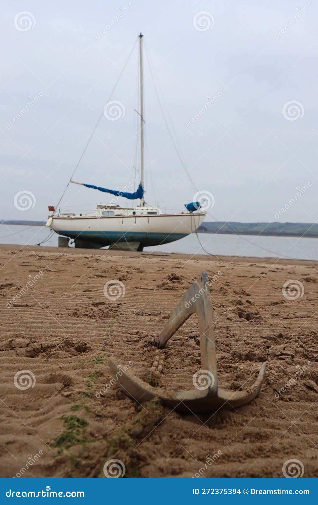 Barco De Vela Amarrado En La Playa Con Espacio Para Anclas Y