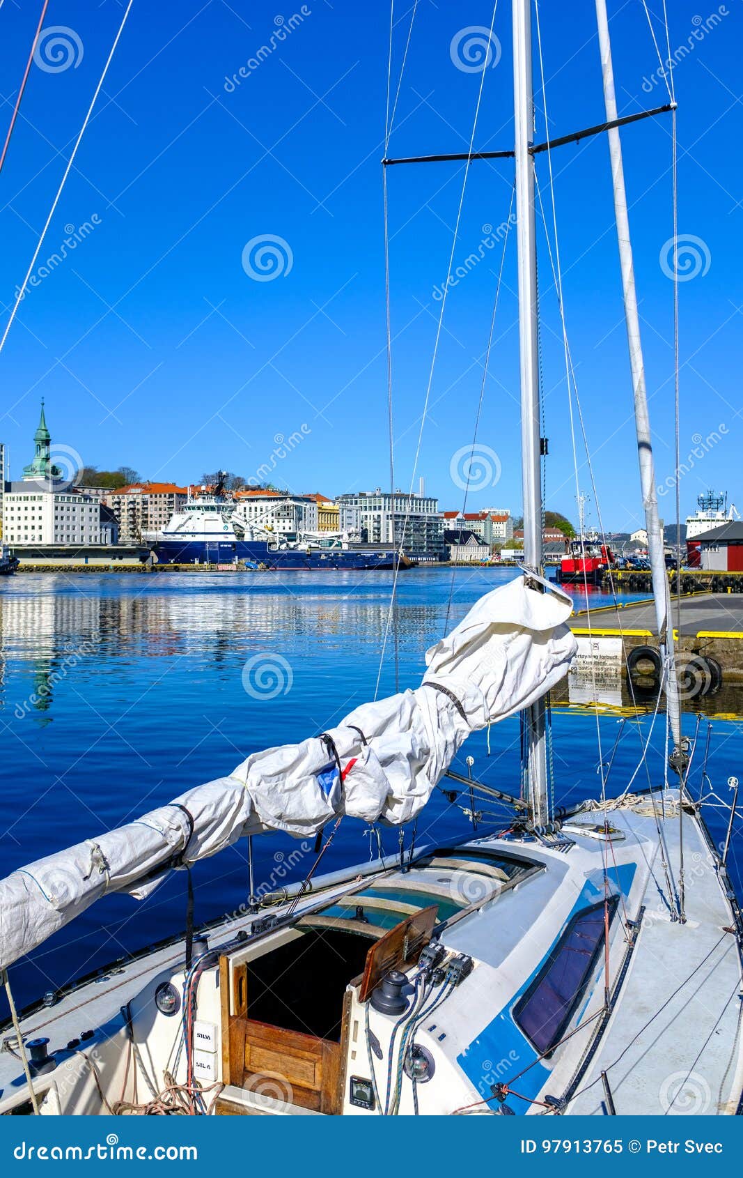 Barco entrado em um porto. Um barco entrou em um porto público no centro de cidade de Bergen, Noruega