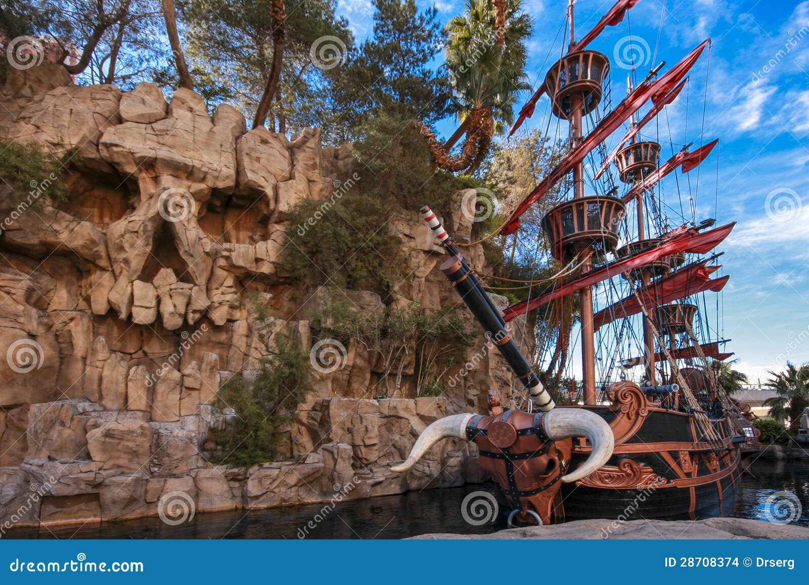 Barco Pirata En La Charca Cerca Del Hotel De La Isla Del Tesoro Imagen de  archivo editorial - Imagen de hermoso, nevada: 28708374