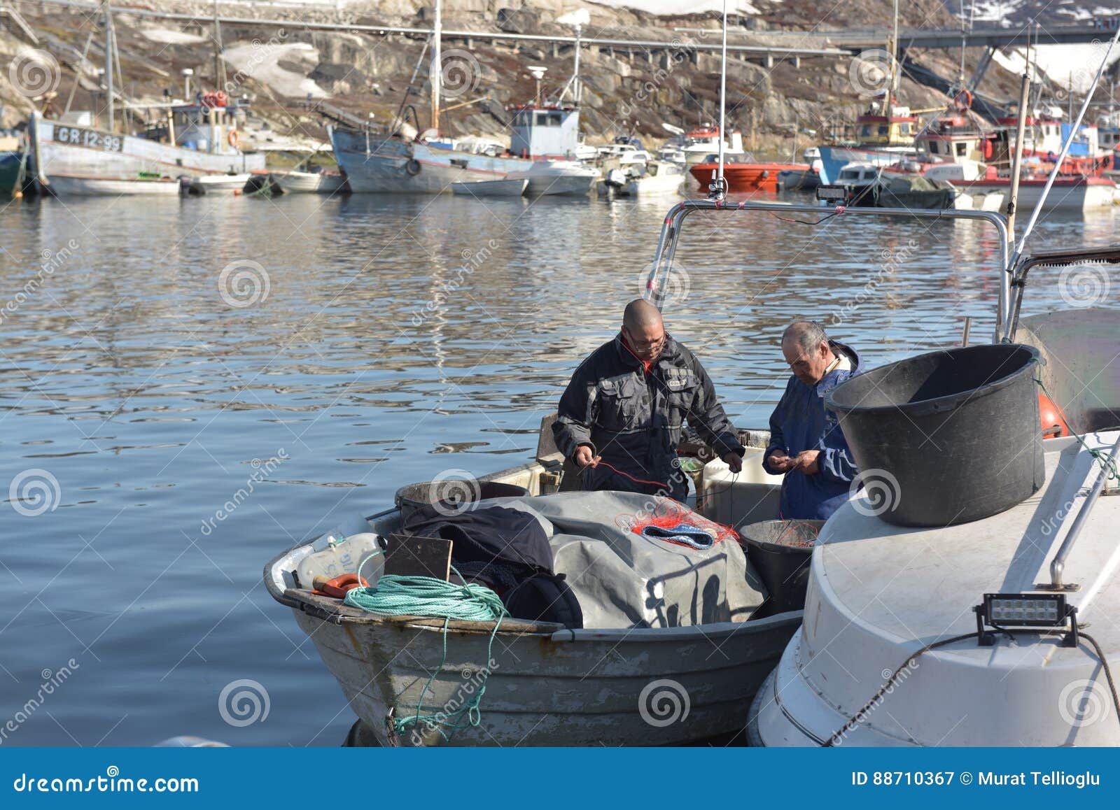 Barcos de Fishermans en el Océano ártico en el infante de marina de Ilulissat, Groenlandia En mayo de 2016. Barcos de Fishermans en el Océano ártico en el infante de marina de Ilulissat, Groenlandia Gente que gana su vida solamente pescando allí En mayo de 2016