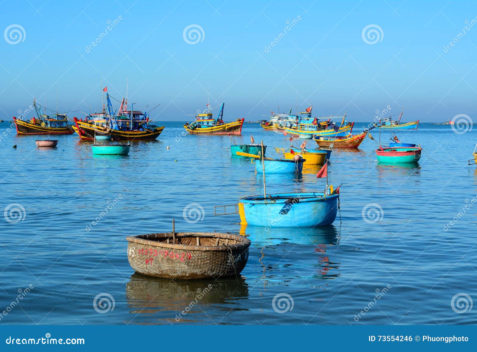 Barcos de la cesta en el mar en Vung Tau, Vietnam