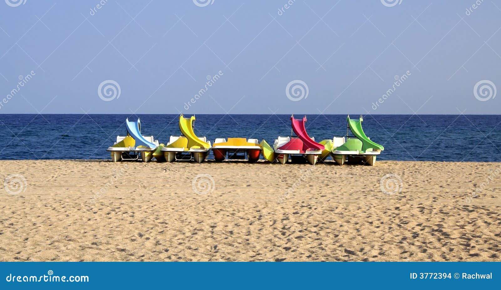 Barcos de Pedalos na praia. Costela Brava.