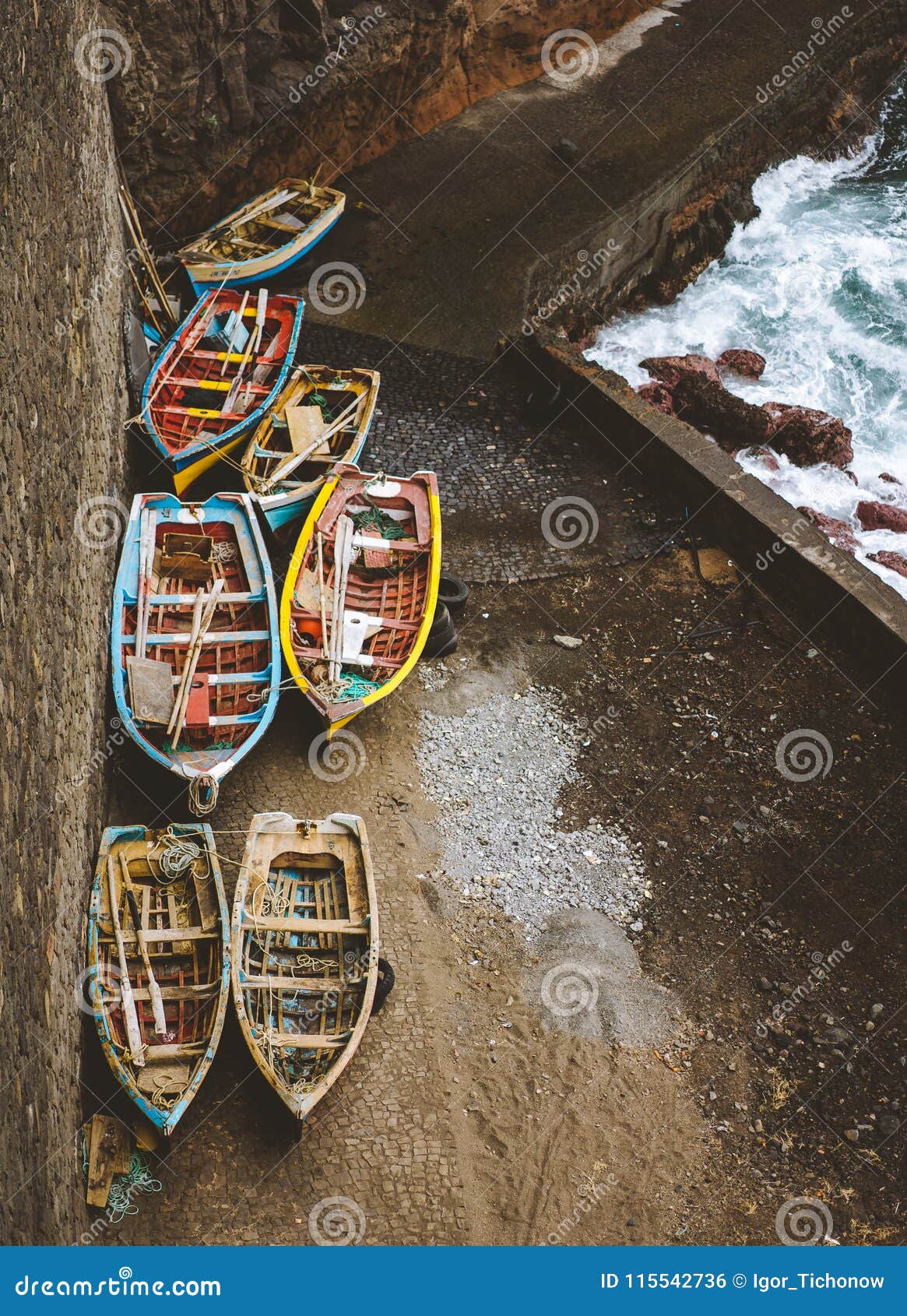 Barcos De Pesca Tradicionales Locales Bajo Refugio Durante ...