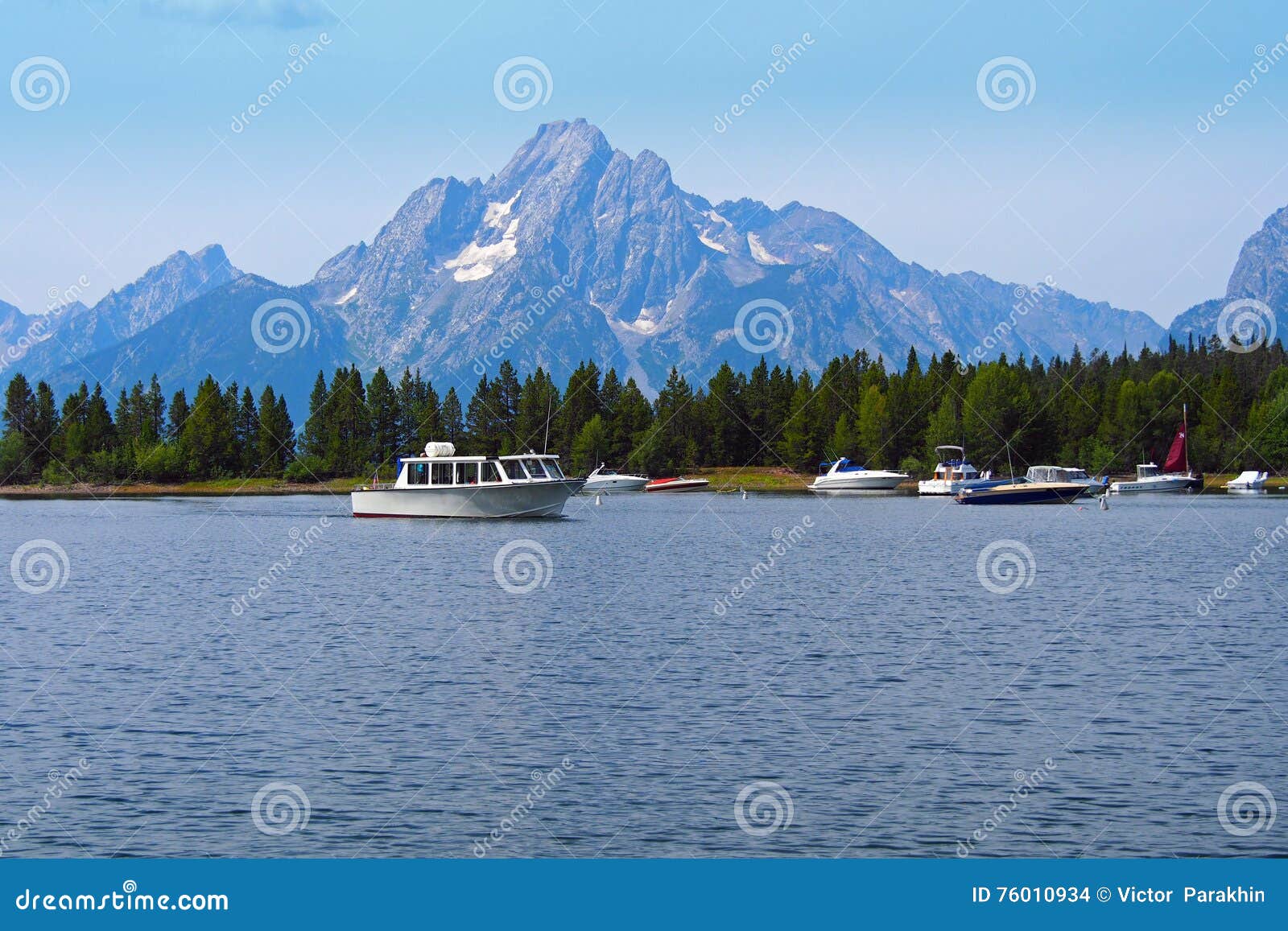 Barcos del lago y de pesca en el fondo