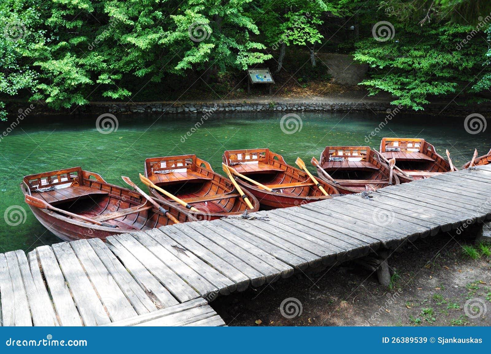 Barcos por el lago en el parque nacional de plitvica, croatia