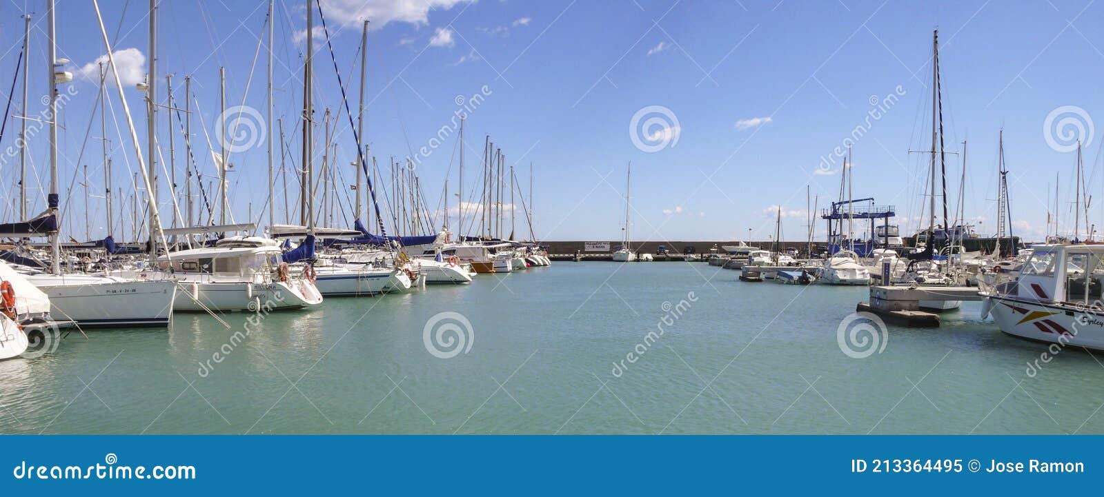 Barcos Y Yates Turísticos Amarrados En Un Puerto Deportivo De Canet De  Berenguer Valencia España. Imagen editorial - Imagen de vela, ciudad:  213364495