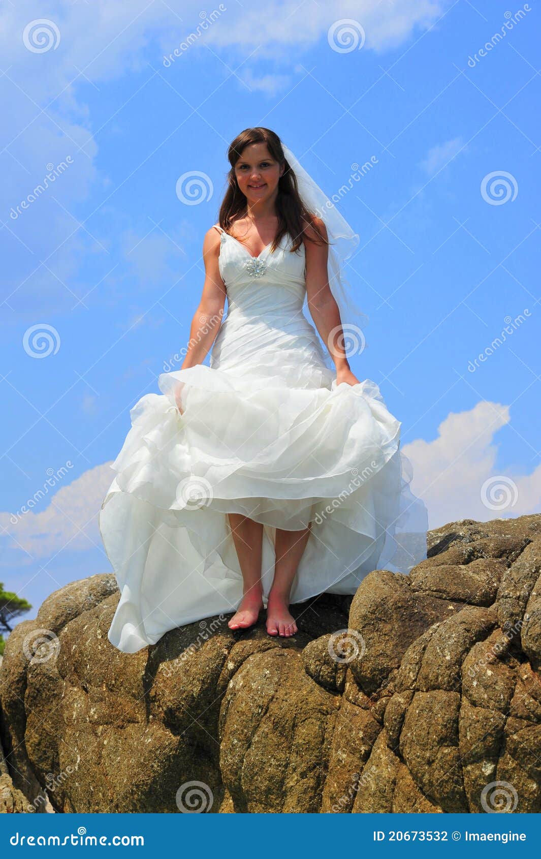 https://thumbs.dreamstime.com/z/barefoot-bride-20673532.jpg