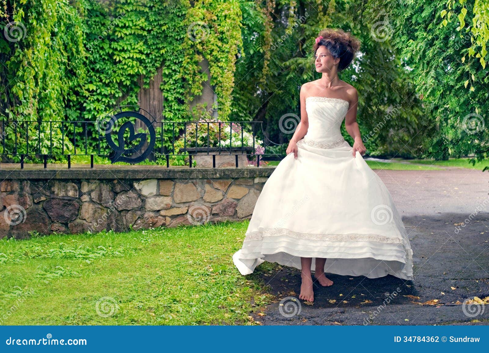 https://thumbs.dreamstime.com/z/barefoot-bride-walks-park-rain-garden-34784362.jpg