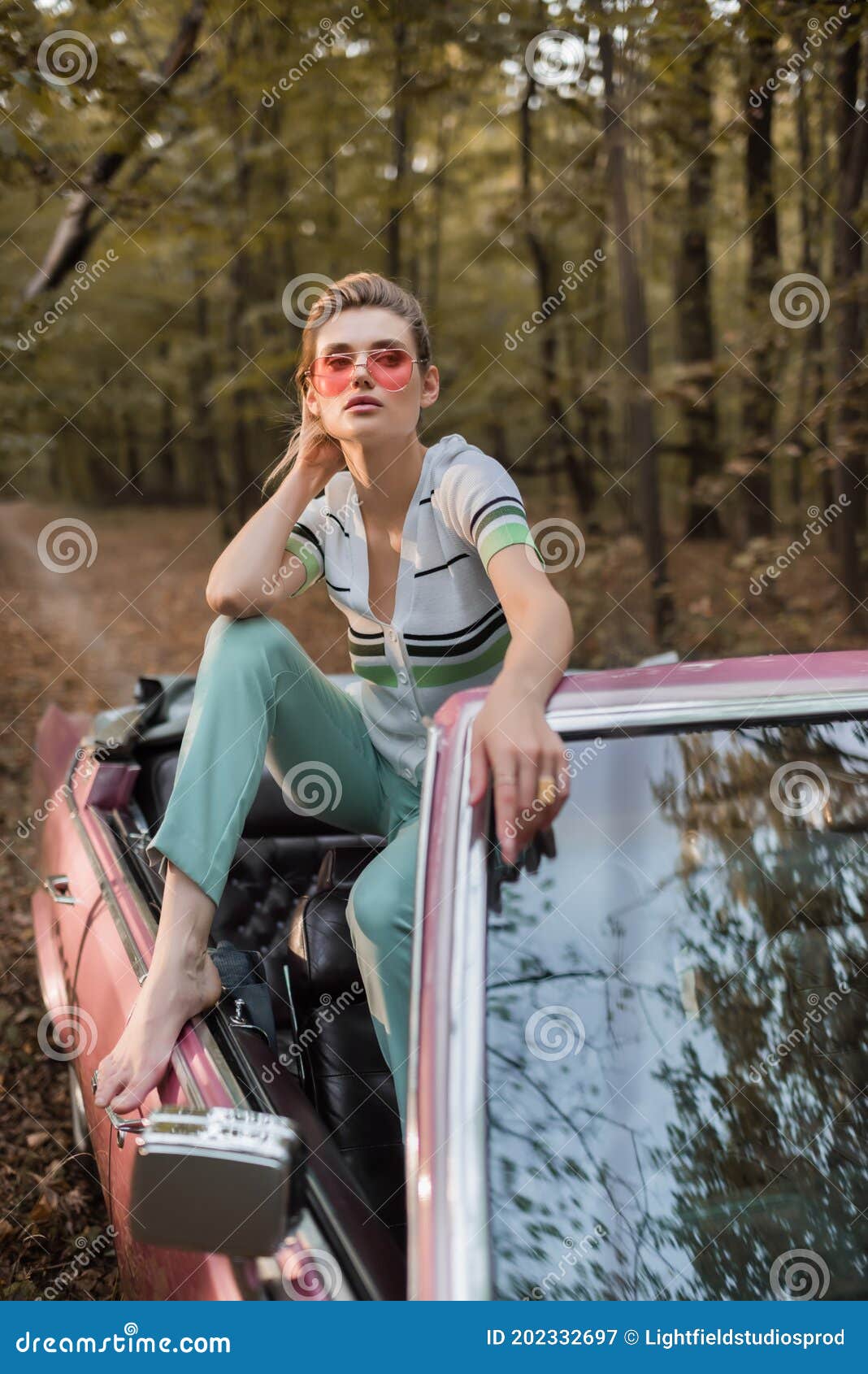 https://thumbs.dreamstime.com/z/barefoot-woman-sunglasses-holding-hand-behind-head-posing-cabriolet-blurred-foreground-stylish-202332697.jpg