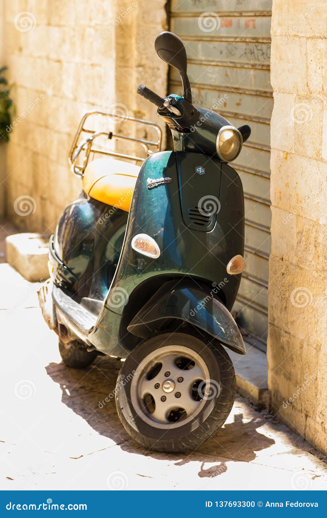Santo Ganar Lago taupo BARI, ITALY - JULY 11, 2018, Vintage Scooter Vespa Stands in an Alley  Editorial Image - Image of green, motor: 137693300