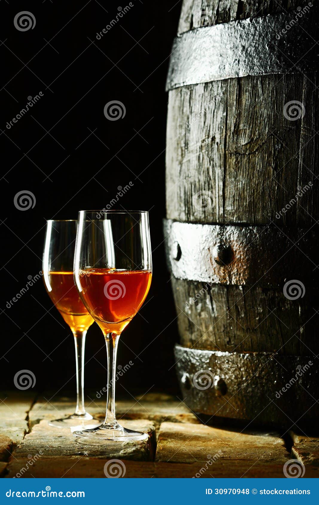 Rideau transparent Bouteille de vin rouge et un verre de vin sur le baril  wodden 