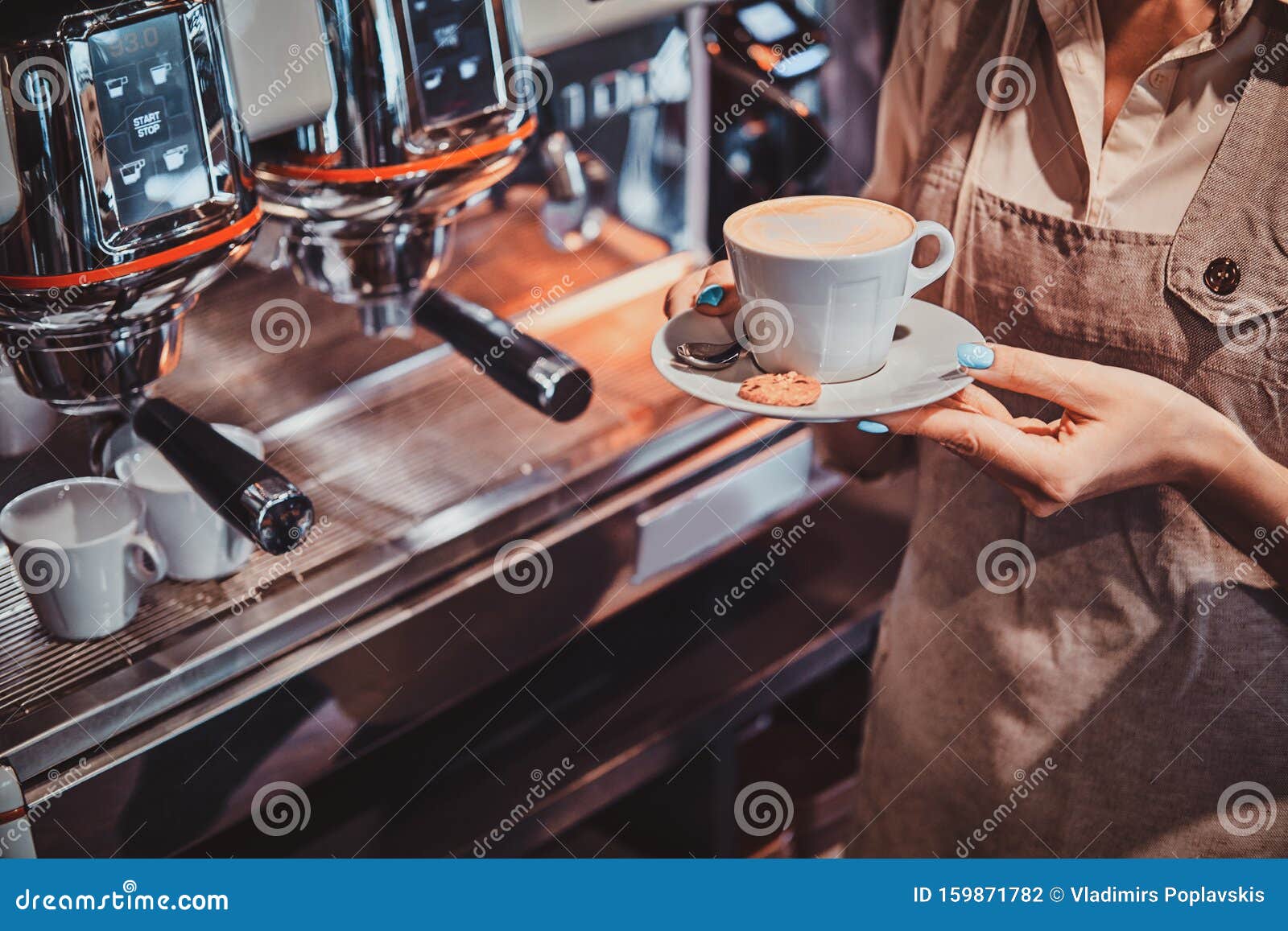 Barista готовит кофе для клиентов Стоковое Фото - изображение насчитывающей  барбекю, кофеин: 159871782