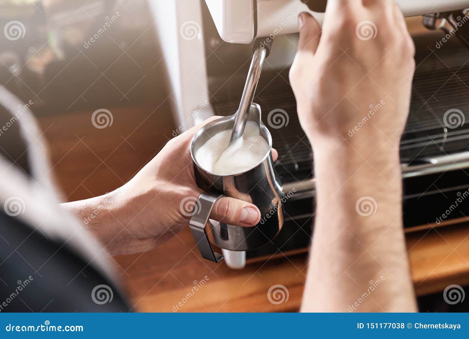 Молоко бариста. Бариста вспенивает молоко. Бариста молоко питчер. Бариста вспенивает молоко в питчере