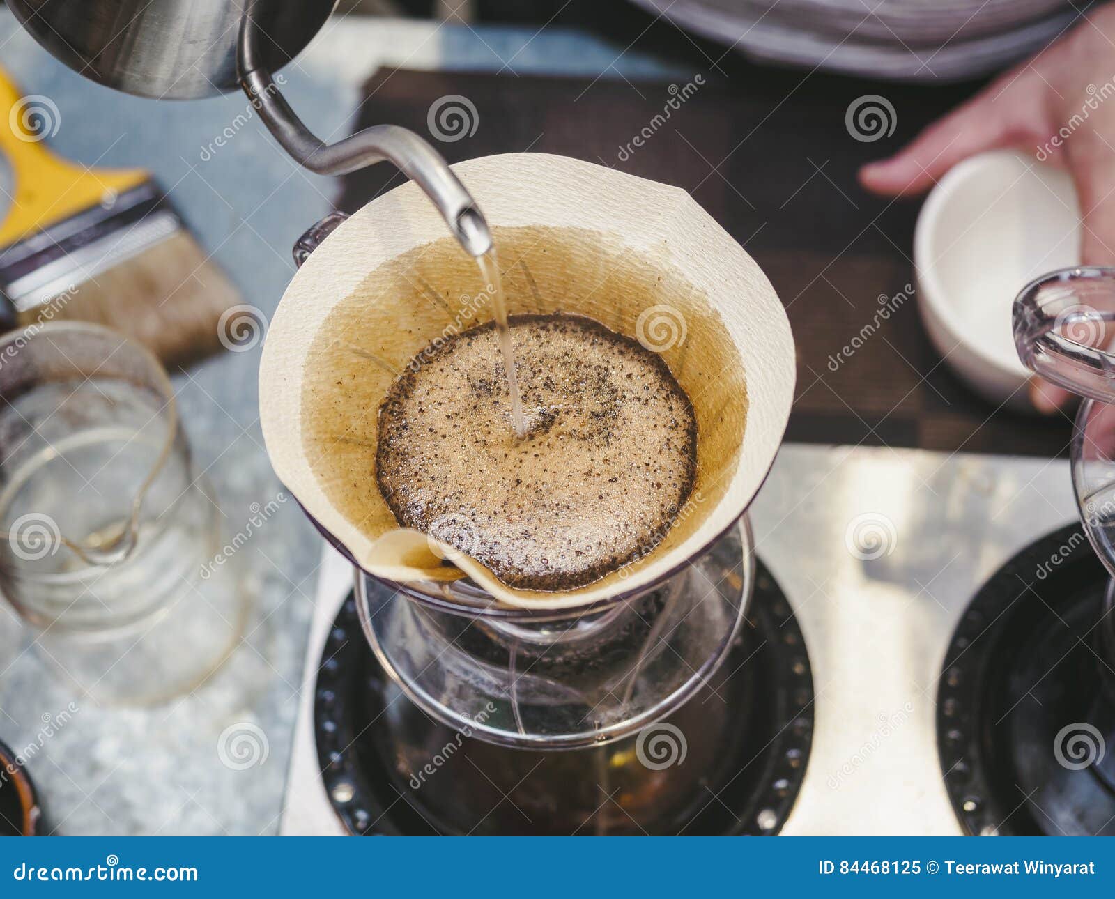 Barista Dei Pantaloni a Vita Bassa Che Fa L'acqua Di Versamento Del Caffè  Americano Della Mano Sul Filtro Immagine Stock - Immagine di annata,  negozio: 84468125