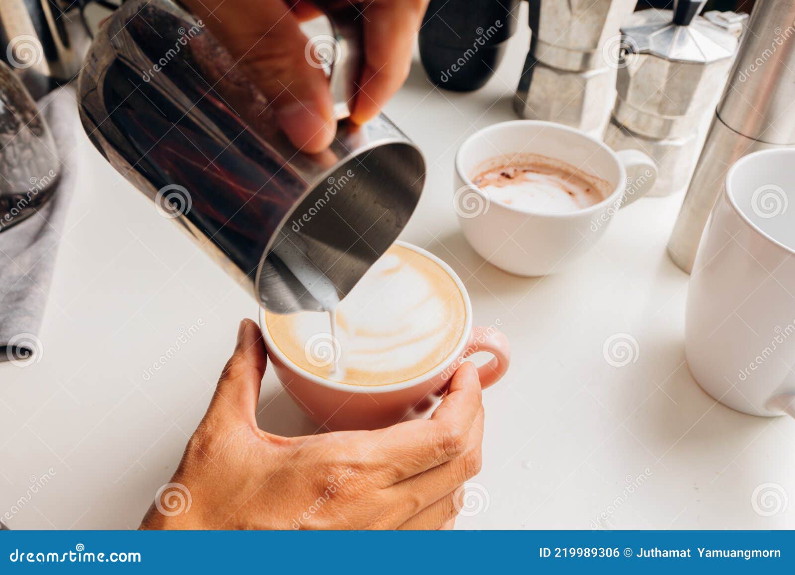 Barista Mano Haciendo Tazas De Café Caliente Arte Latte Y Jarra Hecha De  Espuma De Leche Y Hay Accesorios De Café En El Foto de archivo - Imagen de  café, coser: 219989306