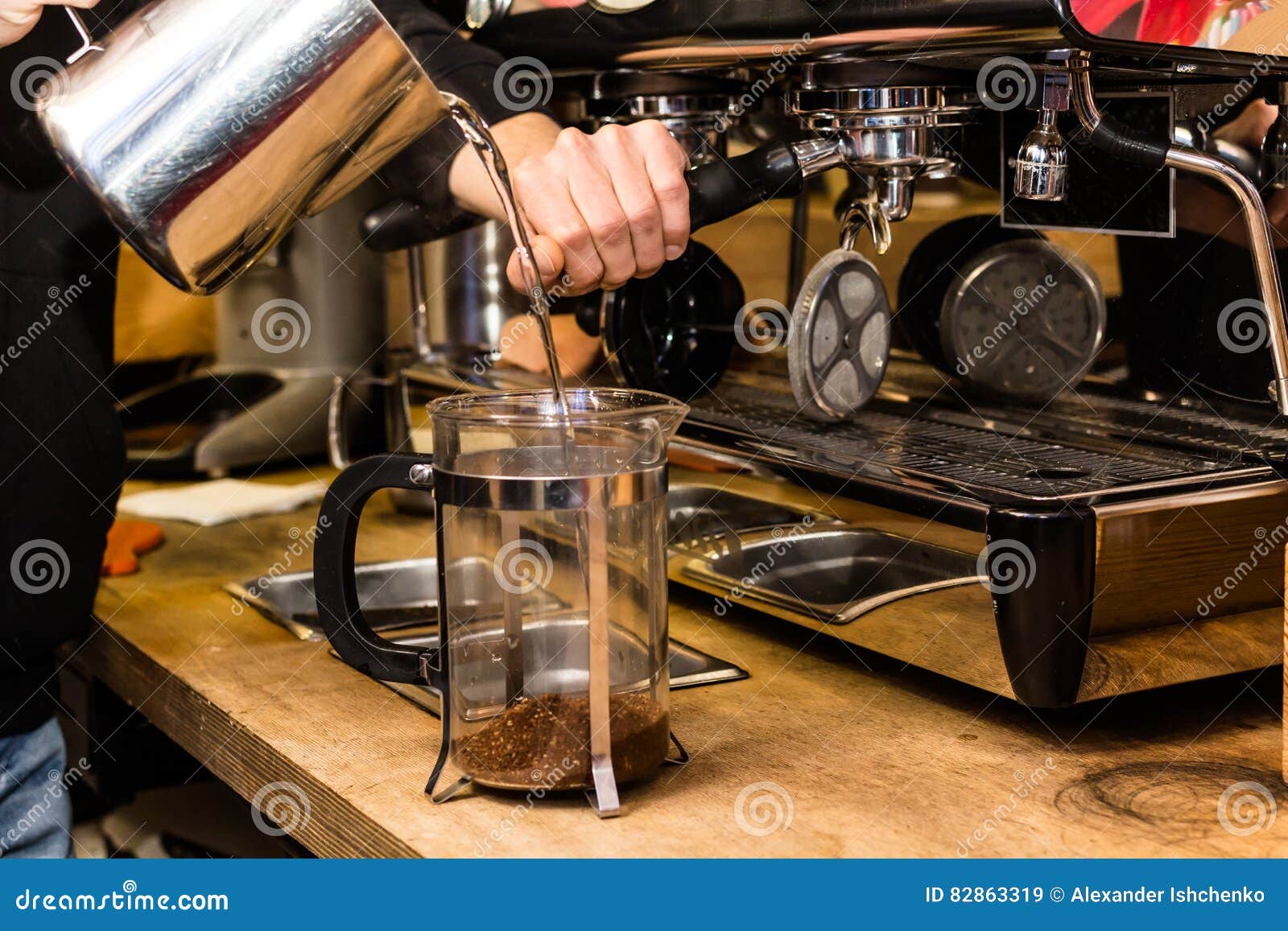 La prensa francesa tradicional café, cafetera y una pequeña taza