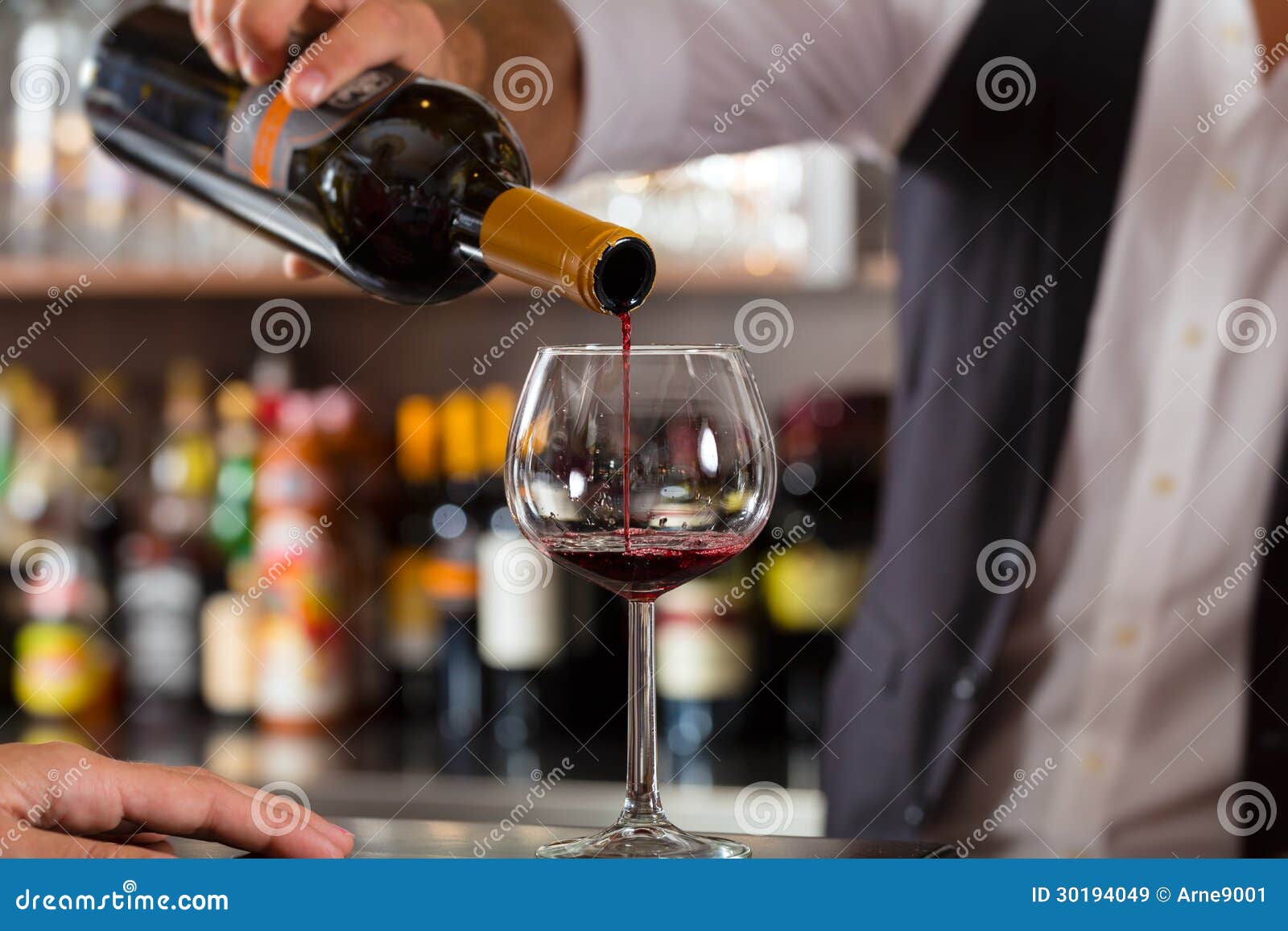 Бармен бокал вина. Бокал вина в баре. Бармен наливает вино. Вино наливают в бокал. Вино в баре.