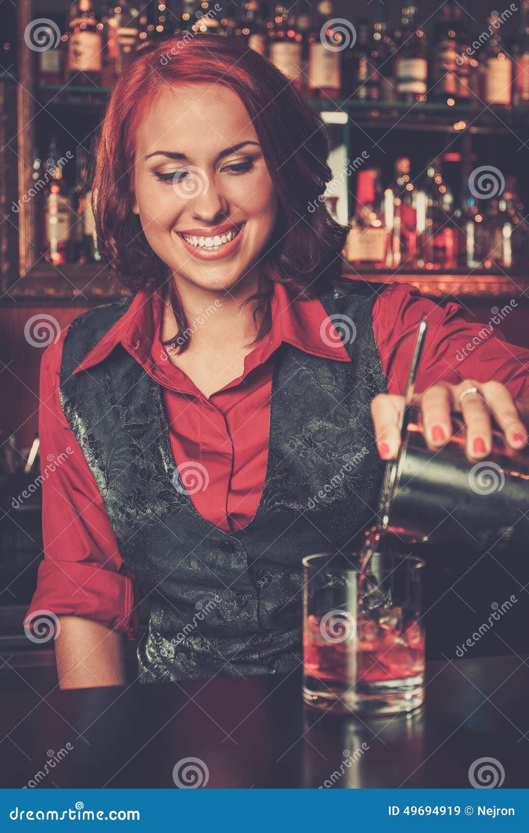 Barmaid Faisant Le Cocktail Image stock Image du professionnel