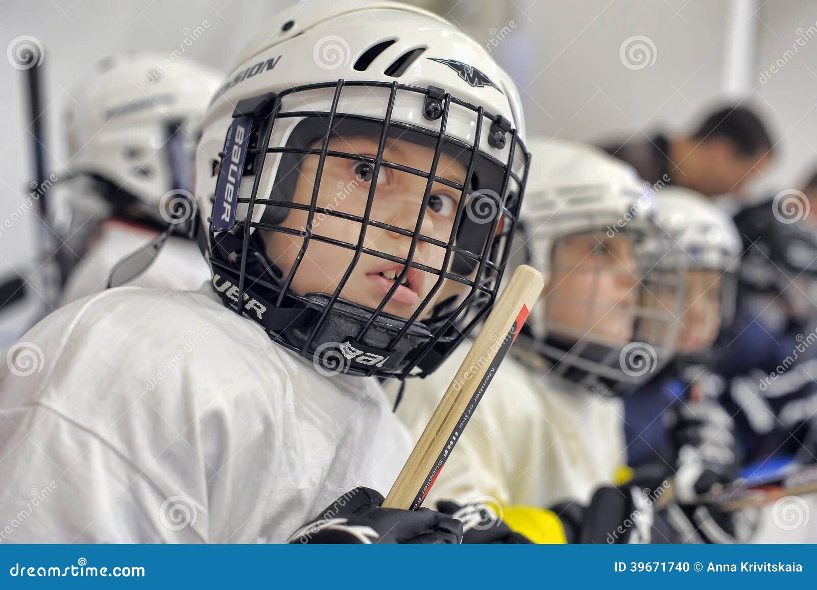 Barn som spelar hockey redaktionell foto. Bild av folk 39671740