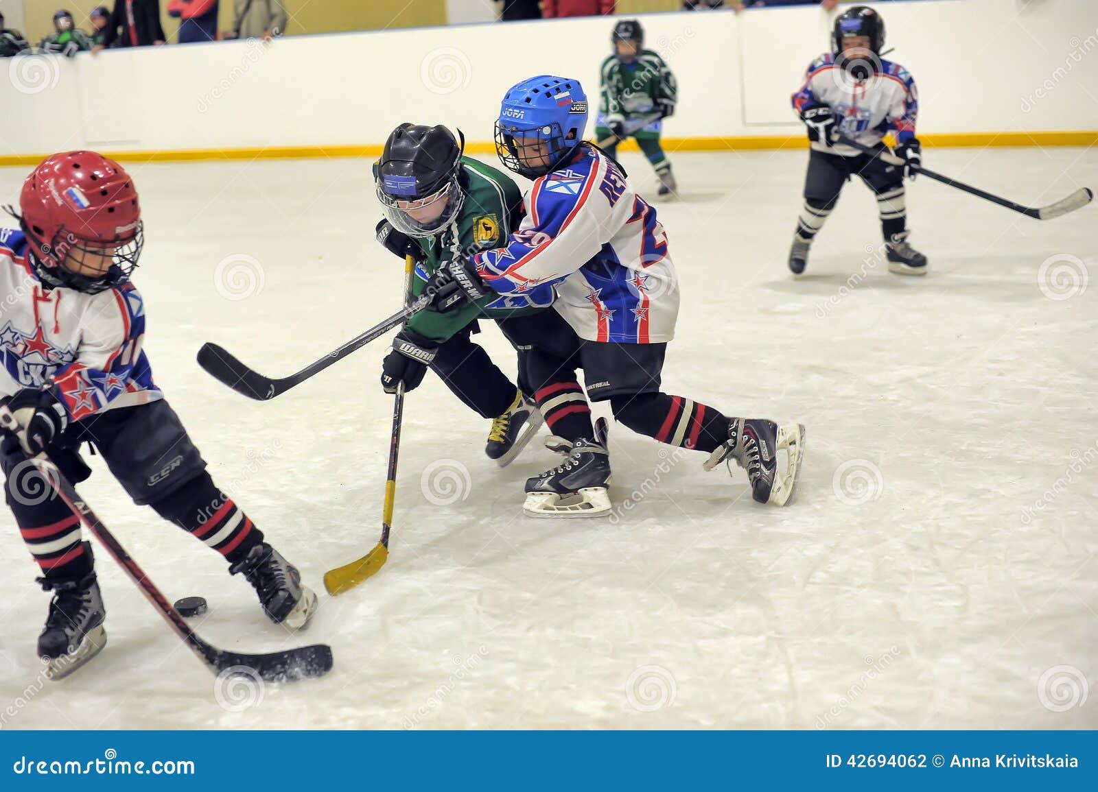 Barn som spelar hockey redaktionell arkivbild. Bild av livstid 42694062