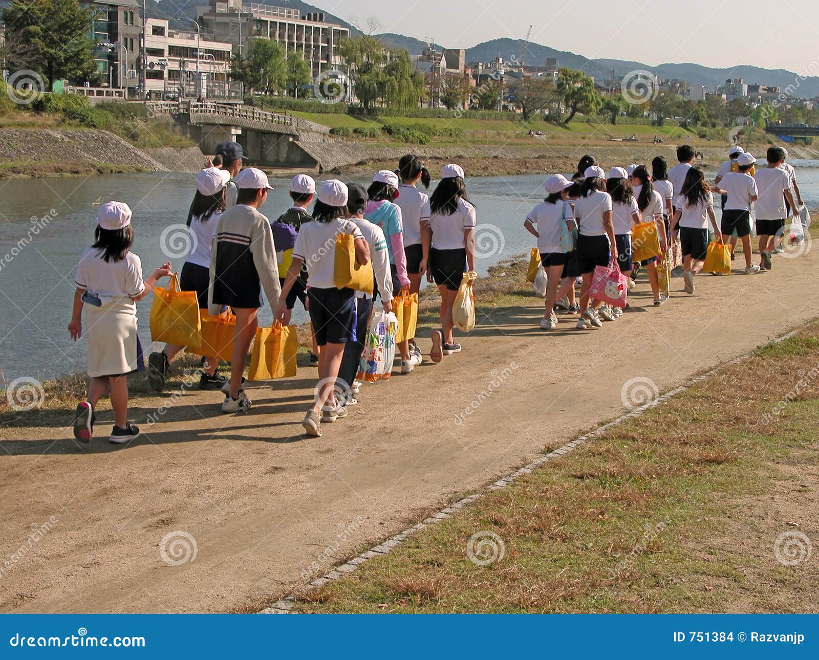 Barngruppjapan. För kyoto för kamogawa för barngrupp japanskt gå för flodstrand flod