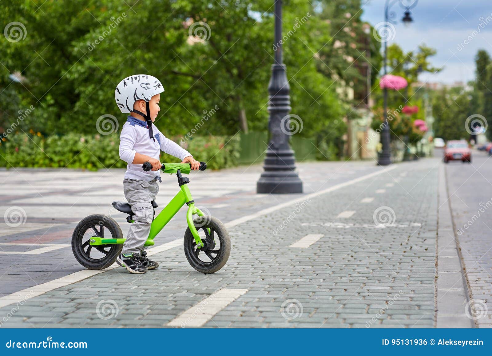 Barnpojke I Den Vita Hjalmridningen Pa Hans Forsta Cykel Med En Hjalm Cykel Utan Pedaler Arkivfoto Bild Av Cirkulering Activatoren 95131936