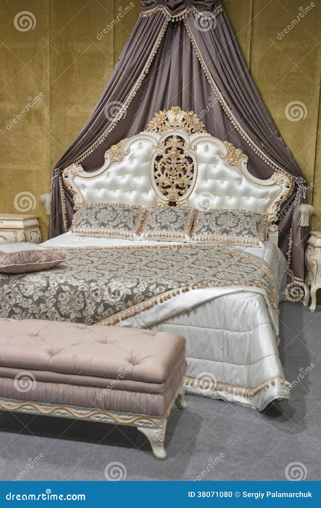 verkenner Uithoudingsvermogen golf Barokke slaapkamer stock foto. Image of meubilair, hoofdbord - 38071080