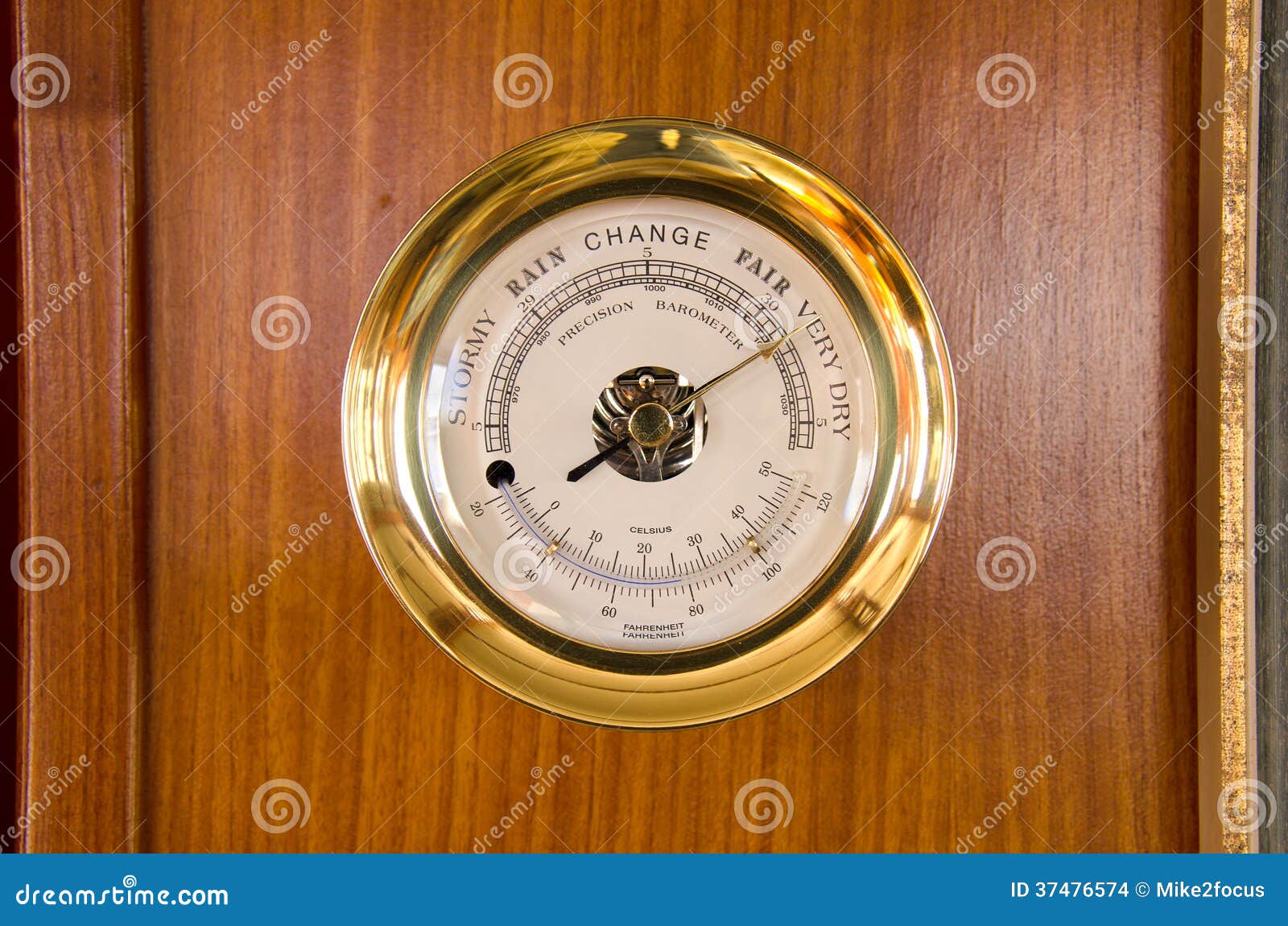 Barometer-Thermometer-Wetterstation Auf Holz Stockfoto - Barometer Thermometer Wetterstation Auf Holz 37476574