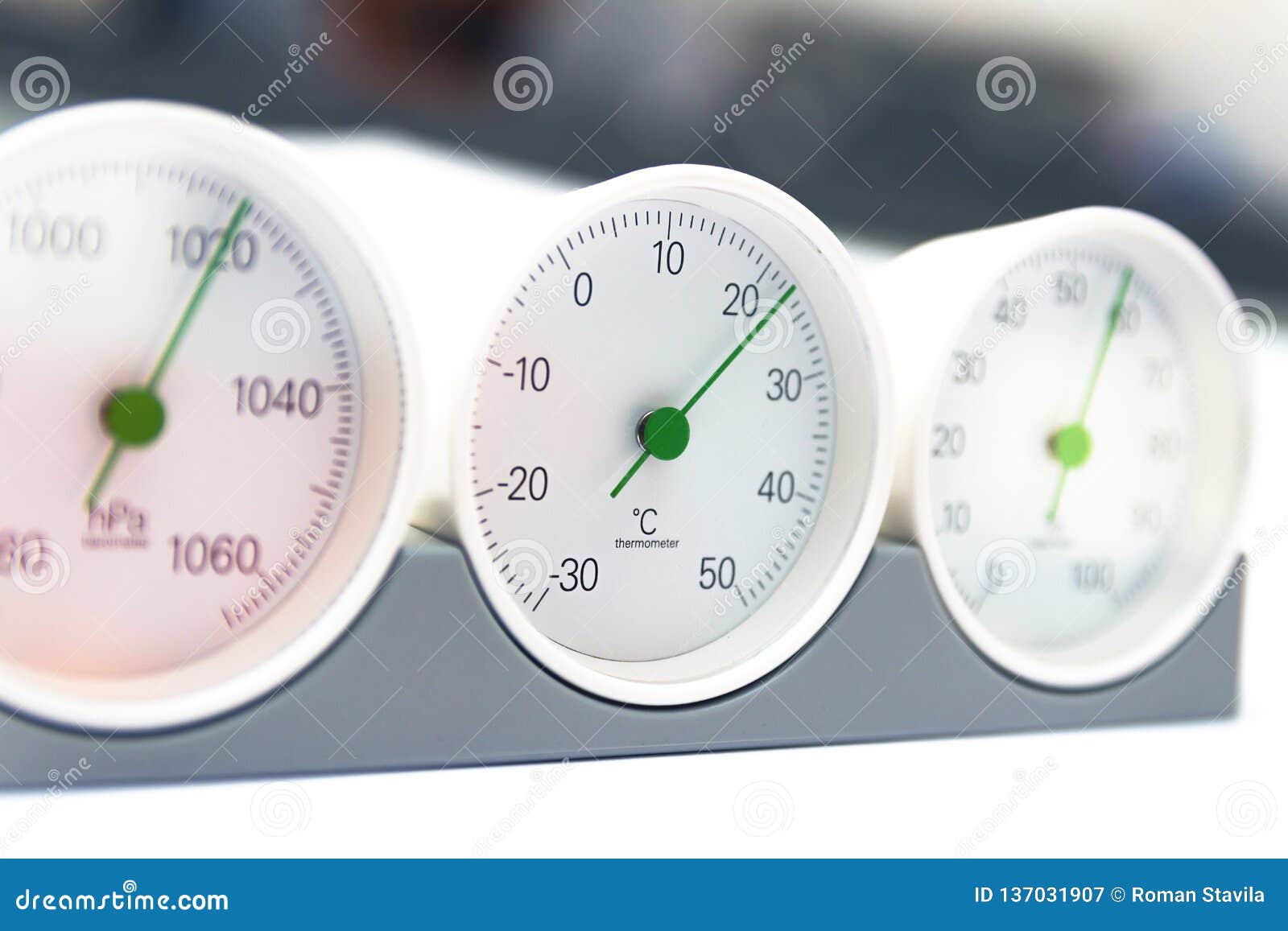 Barometro Moderno E Rotondo, Termometro, Igrometro Immagine Stock -  Immagine di tester, apparecchiatura: 137031907