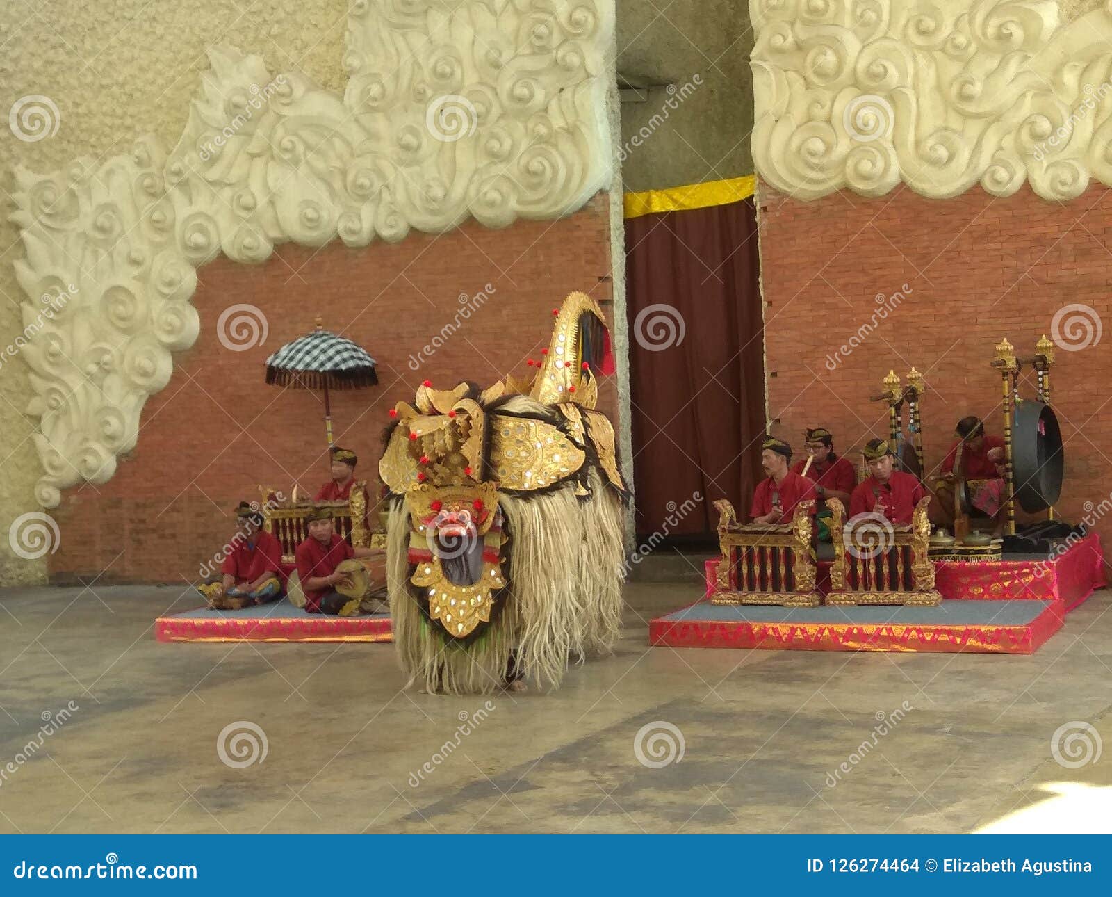 Barongdans. Balinese dans Garuda Wisnu Kencana, barong dans