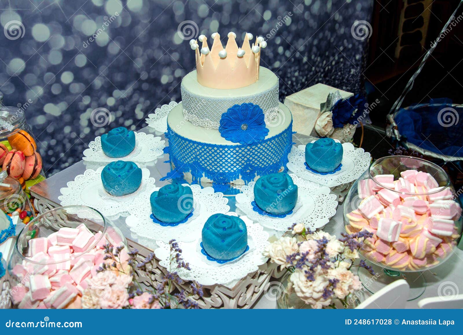 Bolo azul lindo para o aniversário das crianças