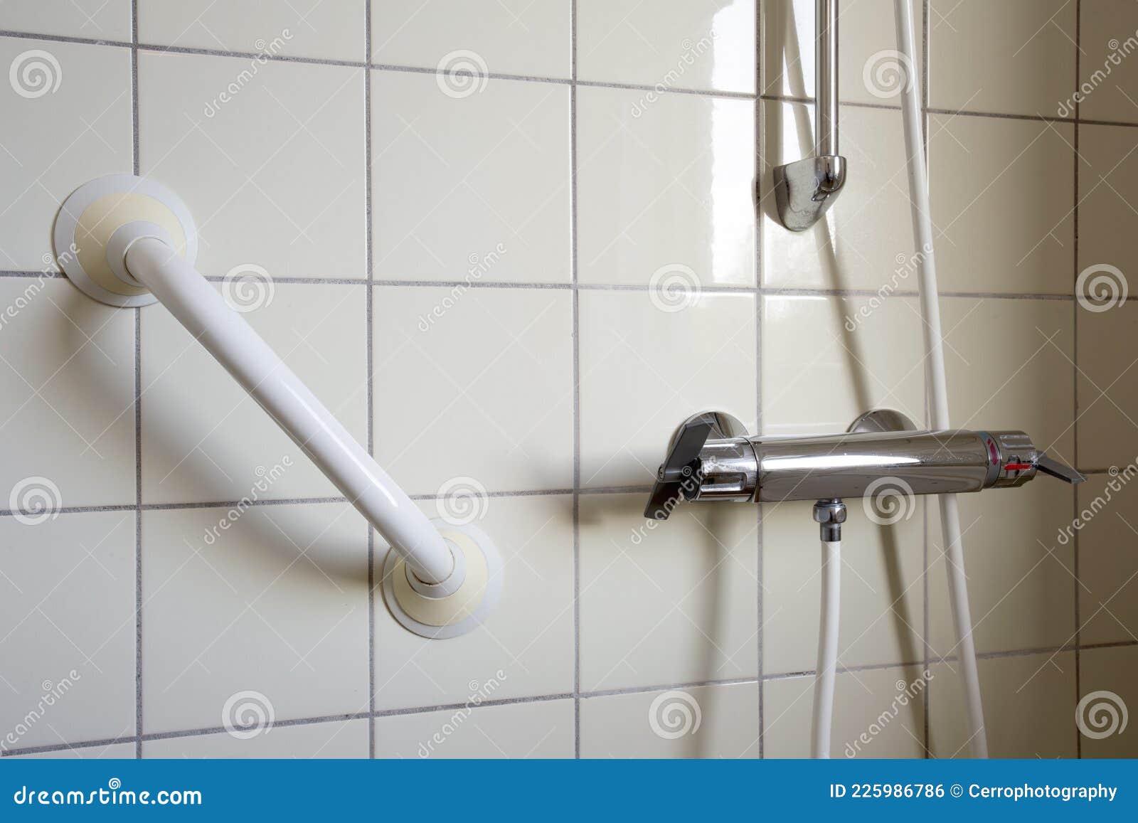 Barra De Ducha Y Pasamanos Para Personas Mayores En El Baño En El Hospital  O En Casa De Retiro Seguridad Y Atención Médica Foto de archivo - Imagen de  agarrarse, metal: 225986786