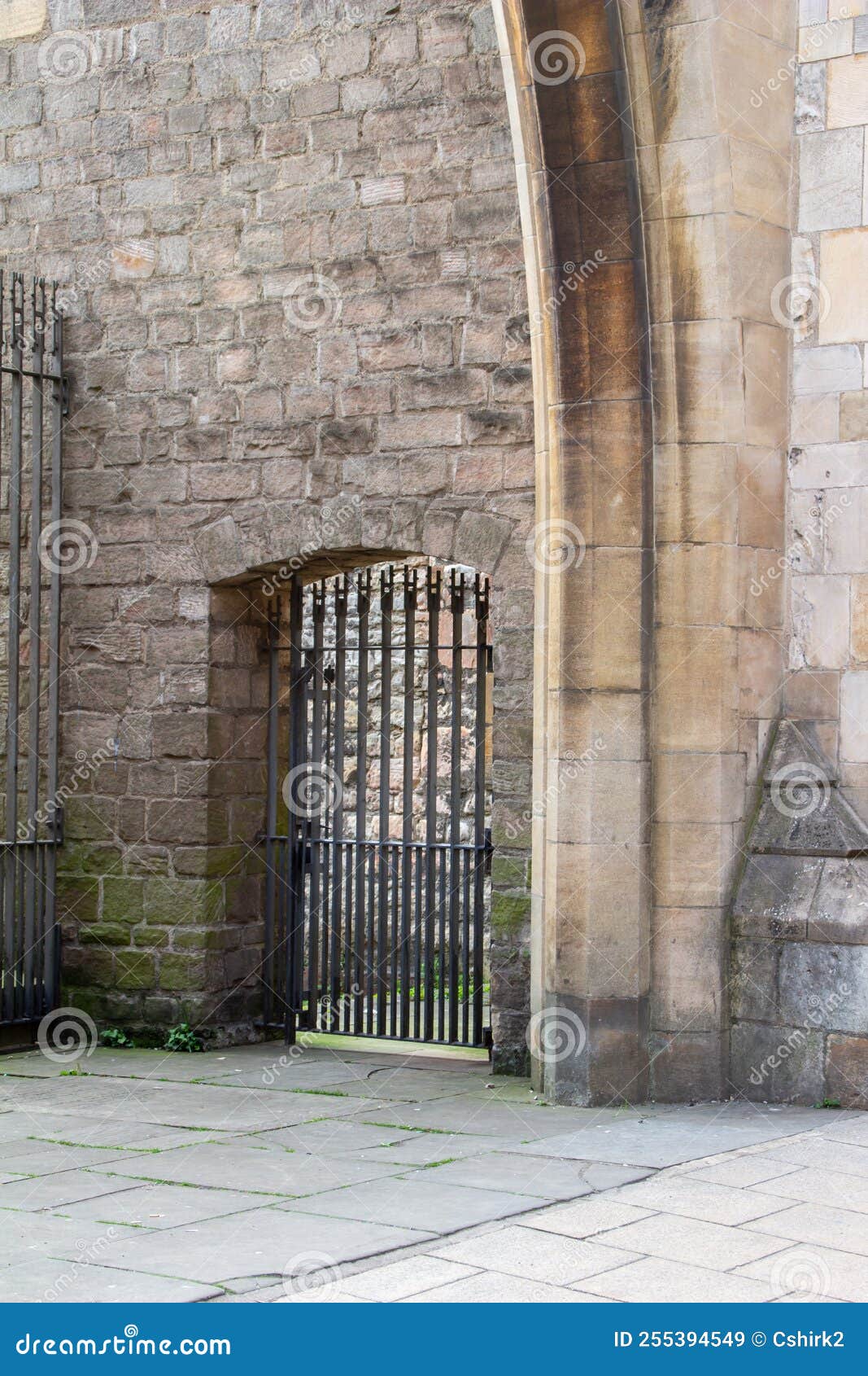 Barra De Hierro De Las Puertas De Las Paredes De Piedra De La Ciudad De  York En York England Imagen de archivo - Imagen de cerque, primer: 255394549