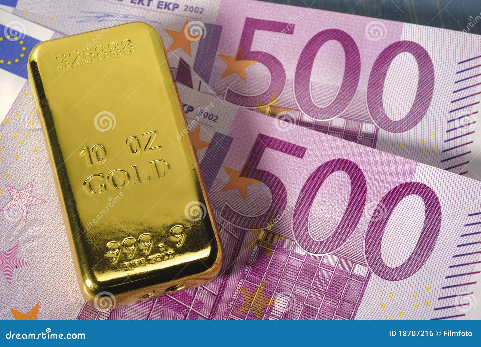 Barra de oro y dinero euro