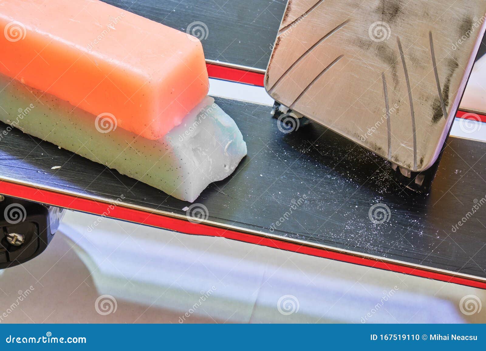 Barras De Cera De Esquí Y Plancha De Cera De Esquí, Sobre Un Par