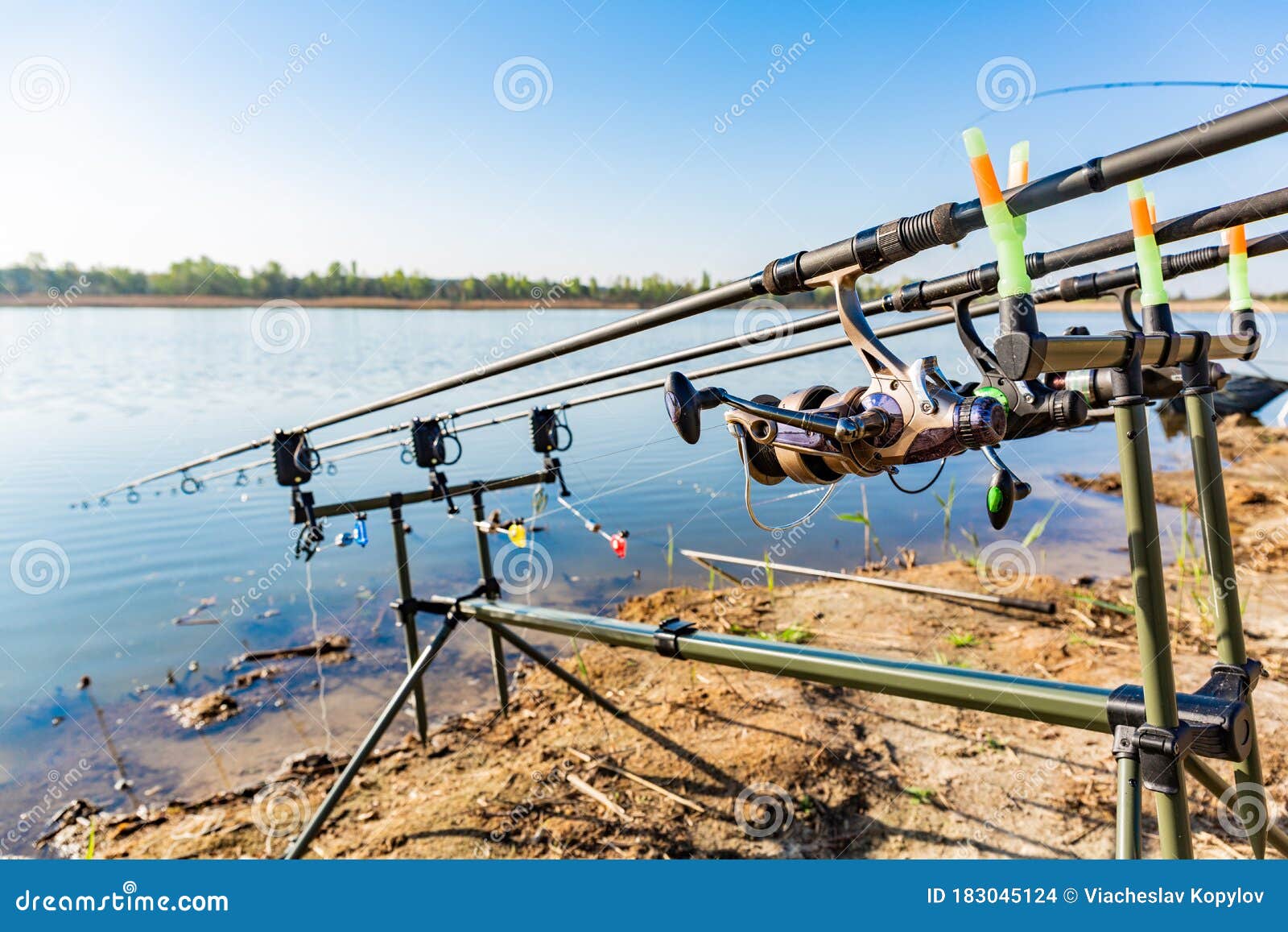 Barras De Pesca Fijadas Para La Carpa En El Soporte Con Alarmas De