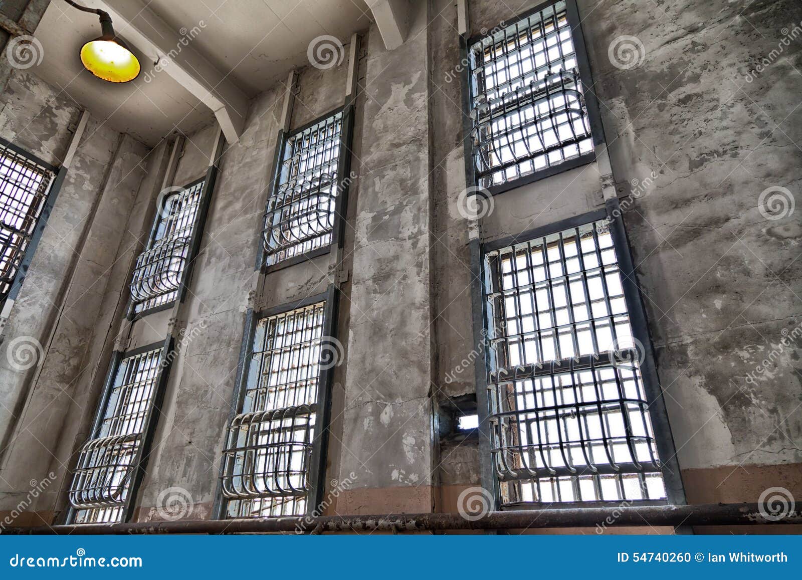 Barras de ventana de la prisión de Alcatraz. Una visión dentro de la prisión de Alcatraz que muestra las barras en las ventanas