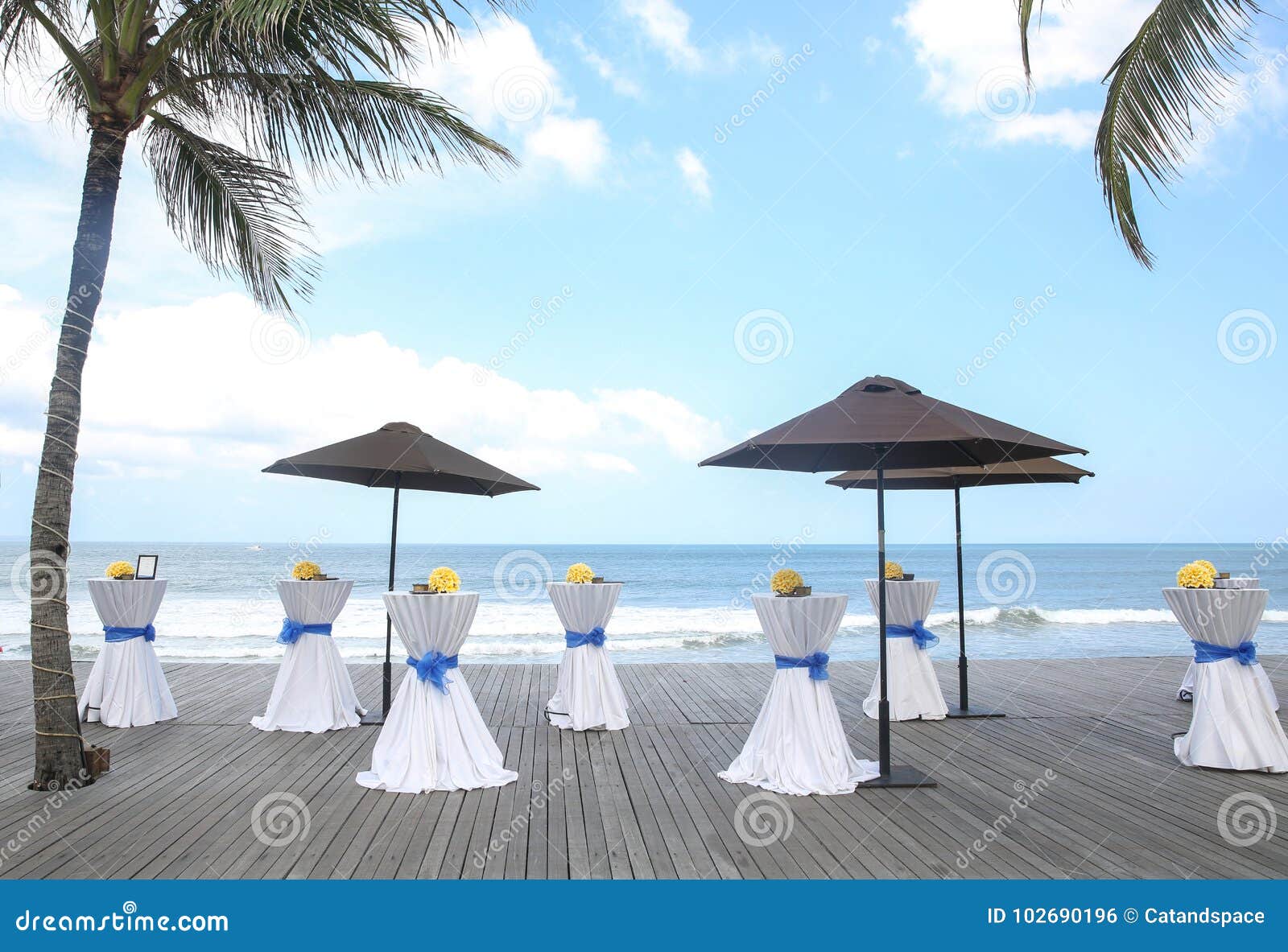 Barre as tabelas decoradas para o partido ou o casamento com vista para o mar. Barre as tabelas decoradas para o partido ou o casamento na praia