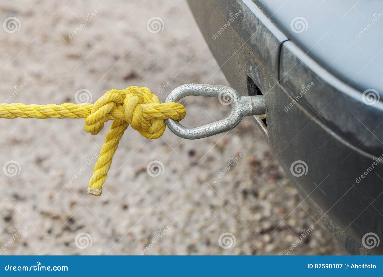 Barre De Remorquage De Voiture Avec La Corde Image stock - Image