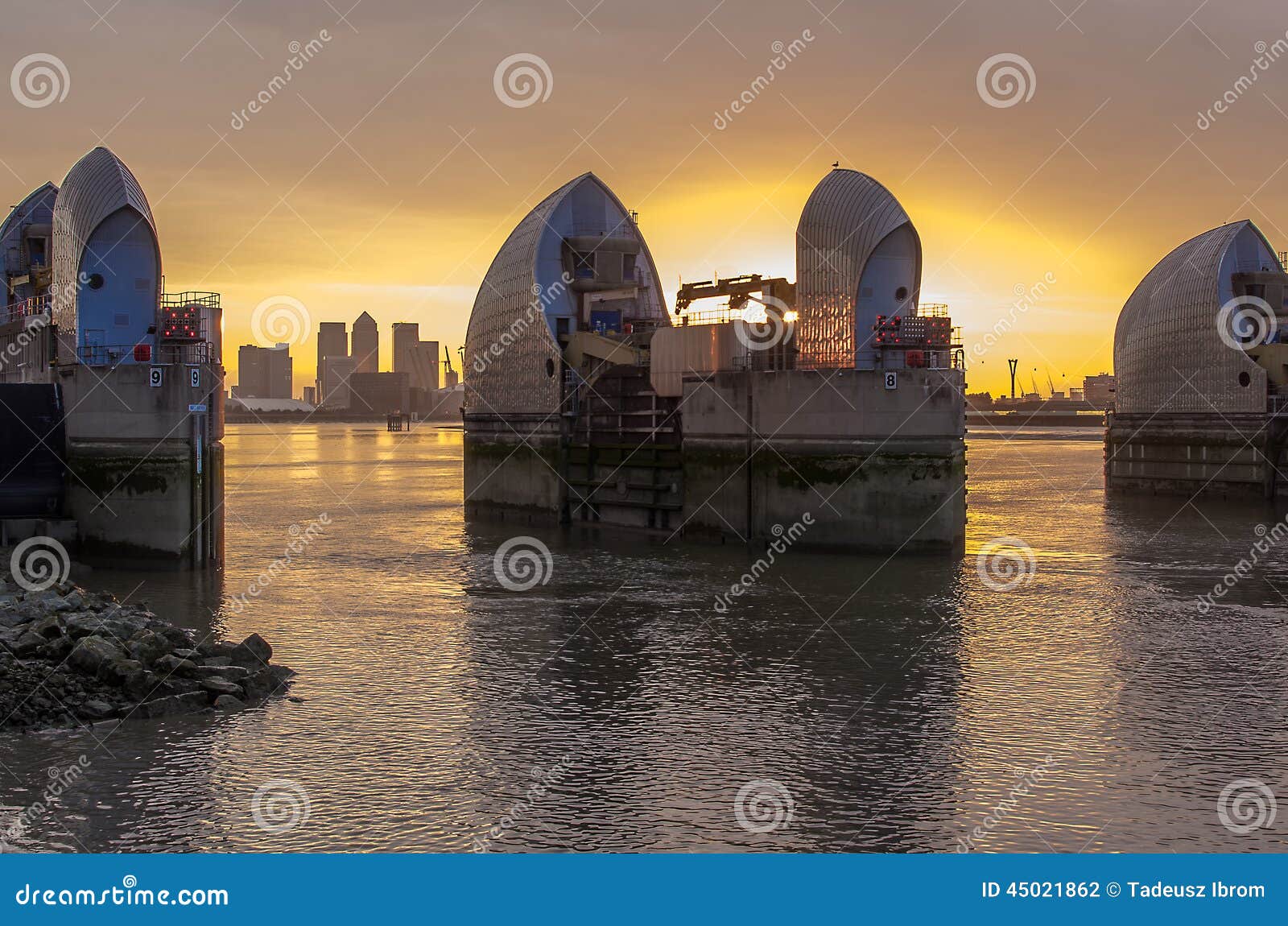 Barreira de Tamisa. Londres, Reino Unido -26 julho de 2014: Barreira da inundação de Londres no rio Tamisa e Canary Wharf