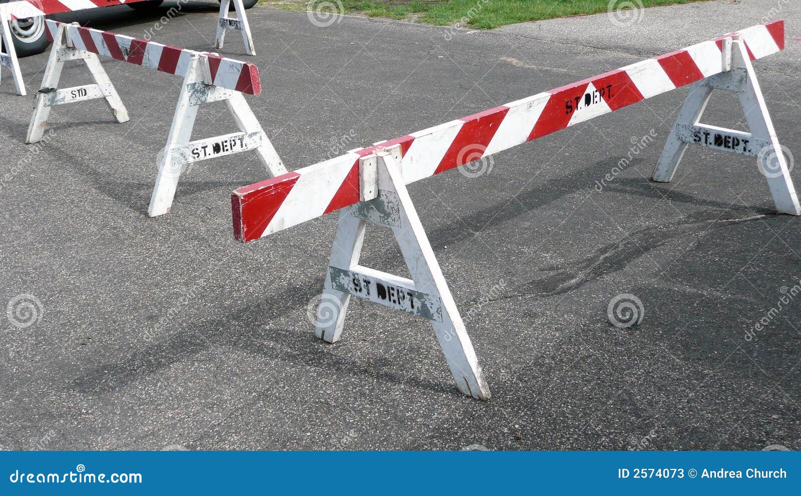 Barreras De Madera De La Calle Fotos de archivo Imagen 2574073