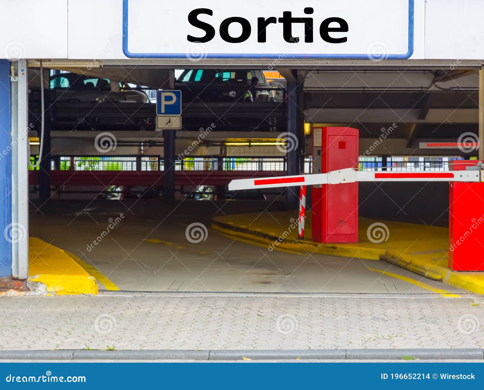 French 'Defense De Stationner - Sortie De Voitures' (No Parking - Car Exit)  sign on garage doors Stock Photo - Alamy