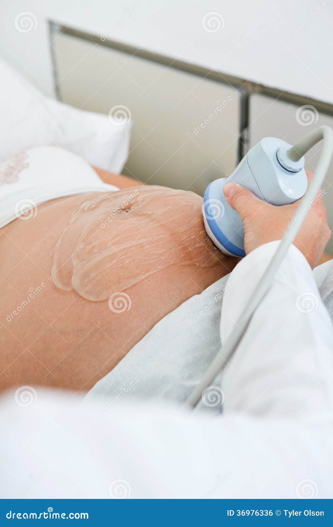 Barriga Do Doutor Scanning Pregnant Woman Foto De Stock Imagem De Doutor Examinação 36976336