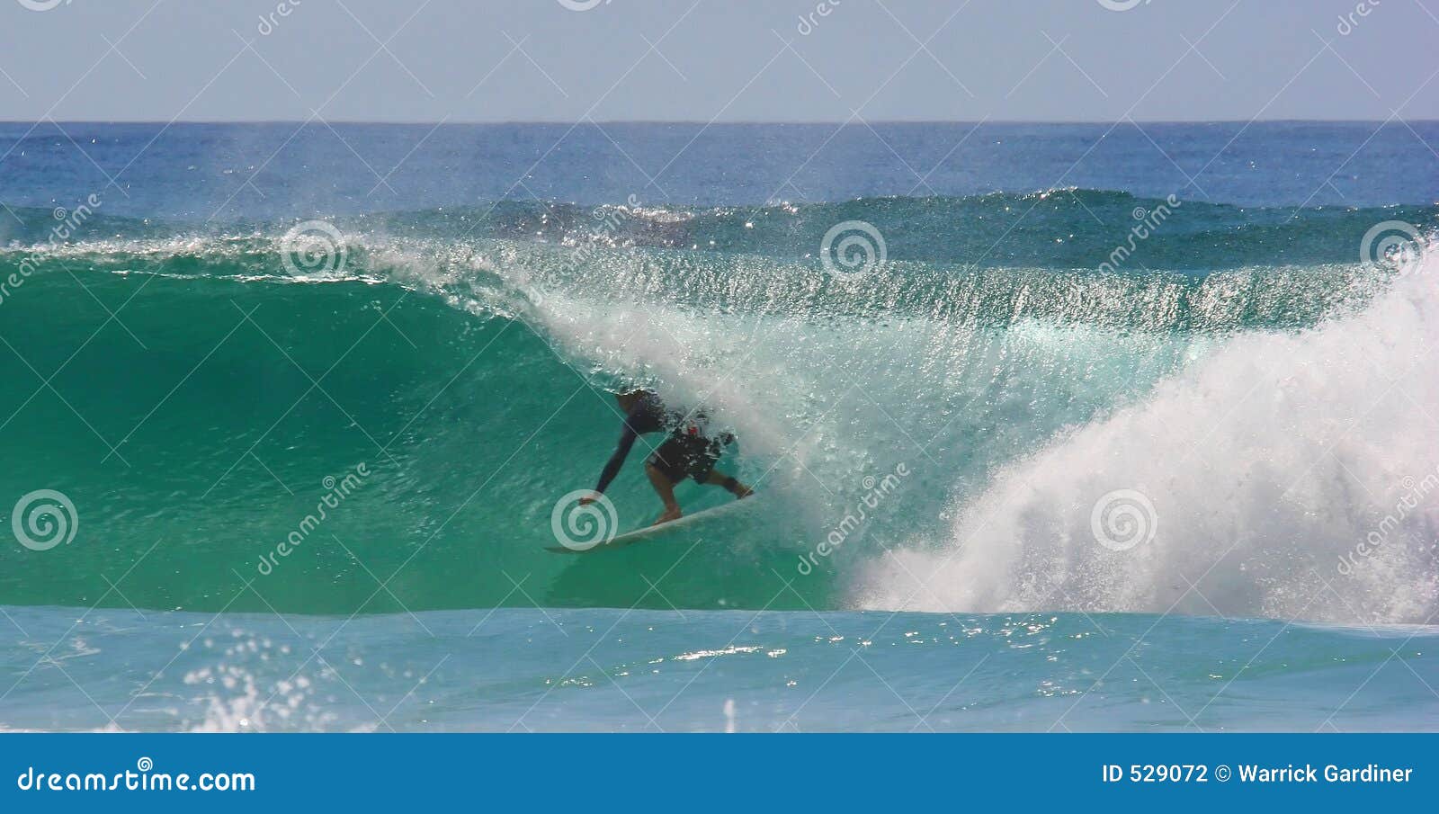 Tubo de Surf foto de archivo. Imagen de byron, hombre, barril - 529072, image size:1600x905