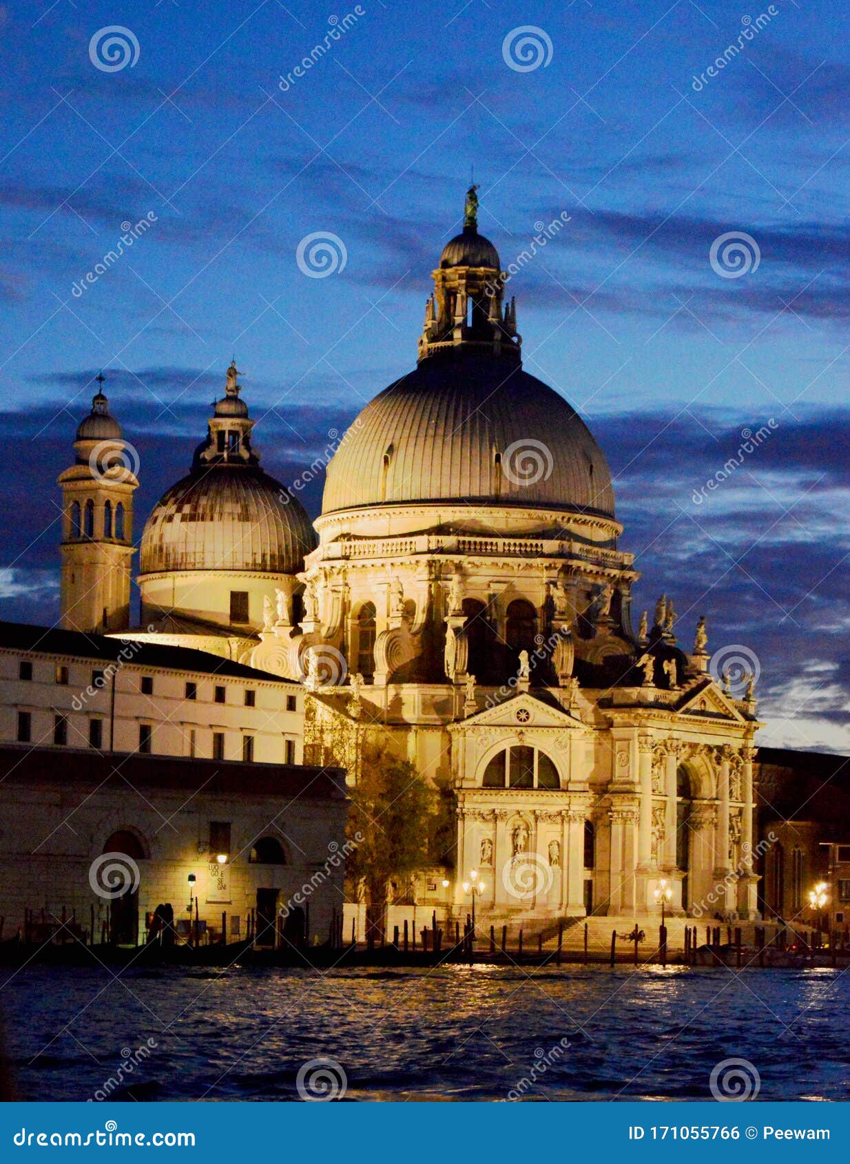 Basílica De Santa Maria Della Salute, Venecia Italia Iluminada Por La Noche  Foto de archivo - Imagen de santo, menor: 171055766