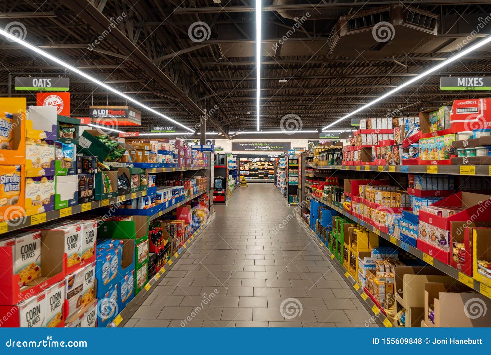 Bas Cote De Cereale Et De Preparation Pour Gateau D Une Epicerie Photo Stock Editorial Image Du Canettes Marchandises Bas Cote De Cereale Et De Preparation Pour Gateau D Une Epicerie Photo Stock Editorial Image Du Canettes Marchandises