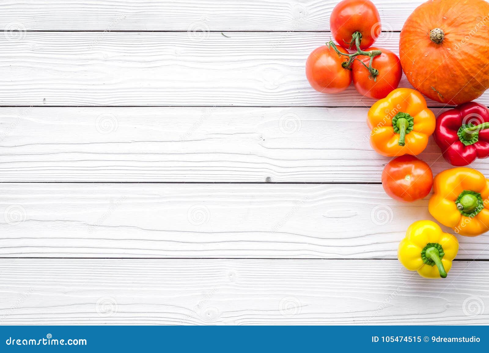 Base de la dieta sana Verduras calabaza, paprika, tomates en el copyspace de madera blanco de la opinión superior del fondo. Base de la dieta sana Verduras en la opinión superior del fondo de madera blanco