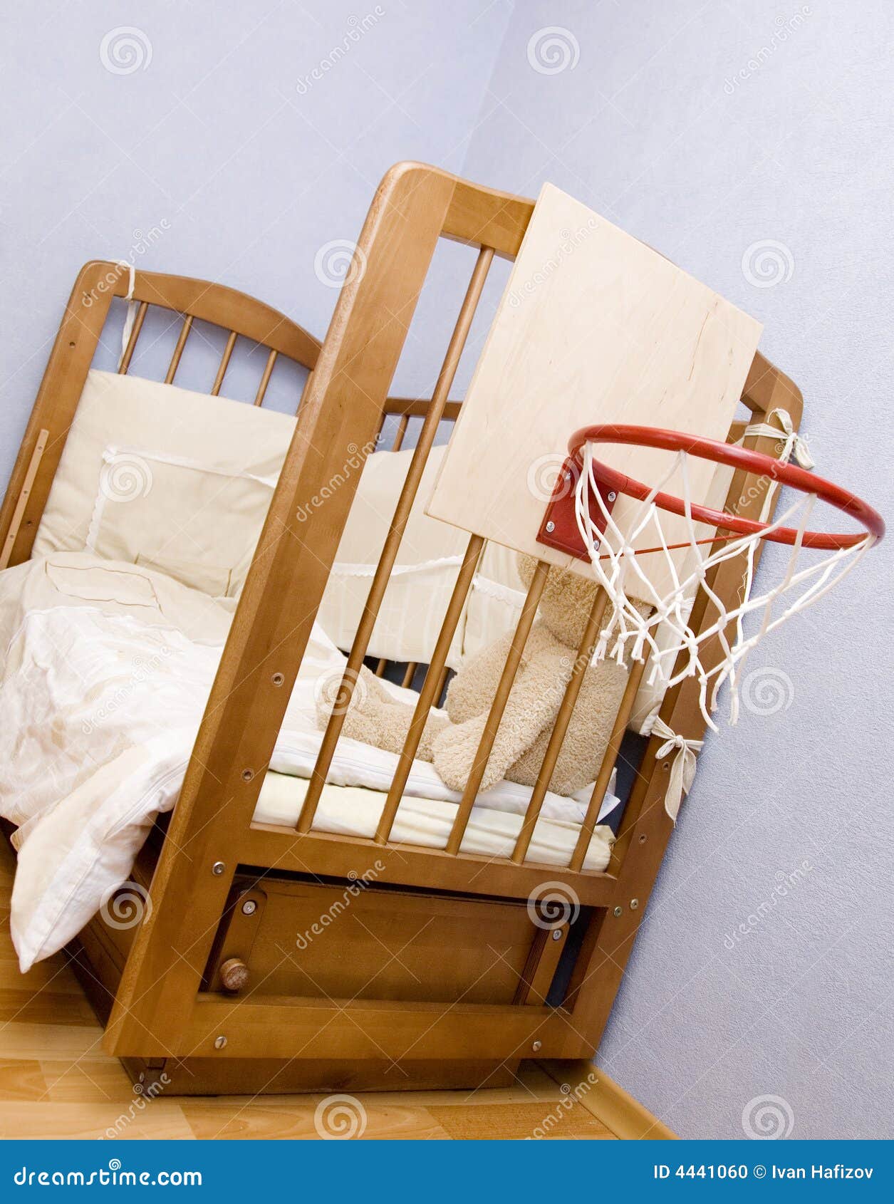 Base del pallacanestro-giocatore della gioventù. Anello di Basketbal sulla base del bambino