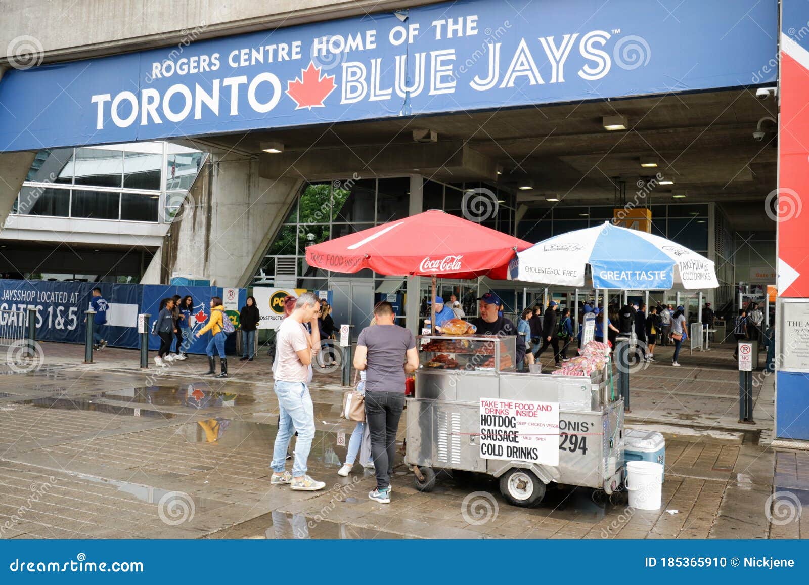 Baseball Fans Buying Snacks from a Vendor Outside of Rogers Centre  Editorial Image - Image of buying, food: 185365910