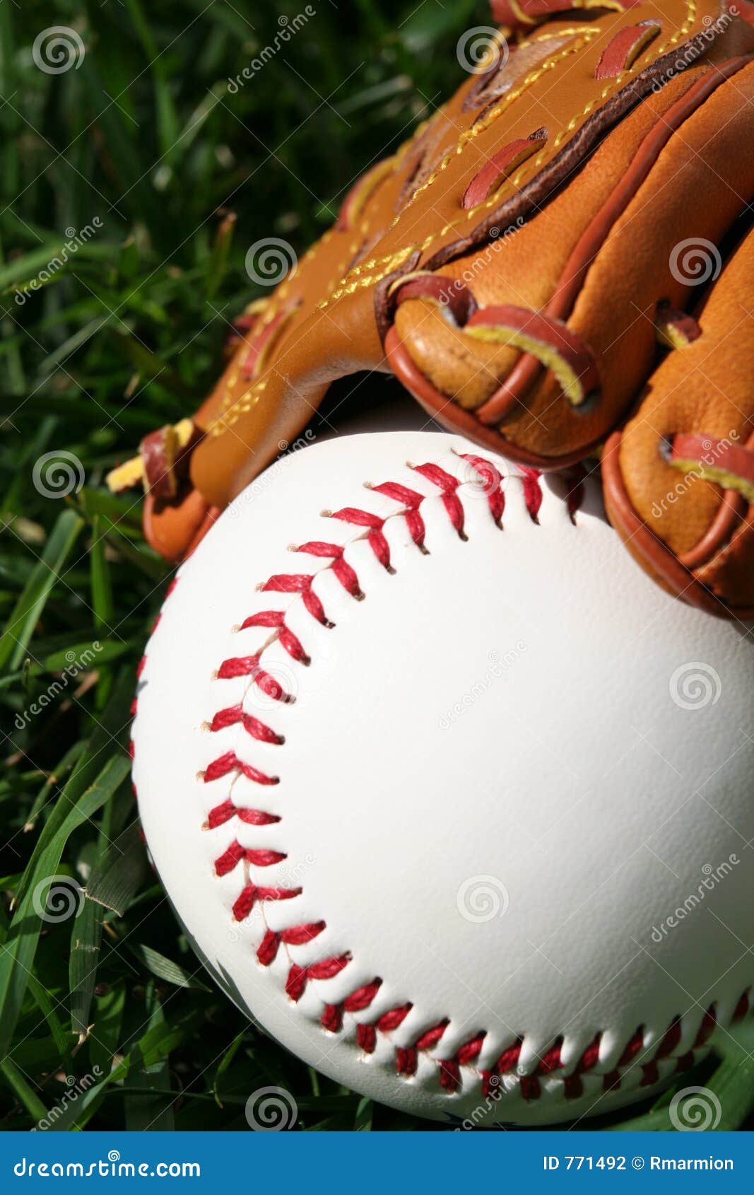 Baseball und Handschuh. Ein Baseballhandschuh mit einem Baseball